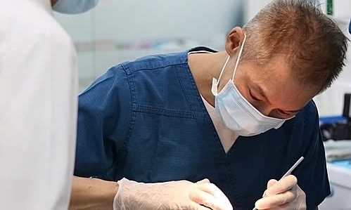 Cụ ông 91 tuổi chi 500 triệu đồng phục hình răng