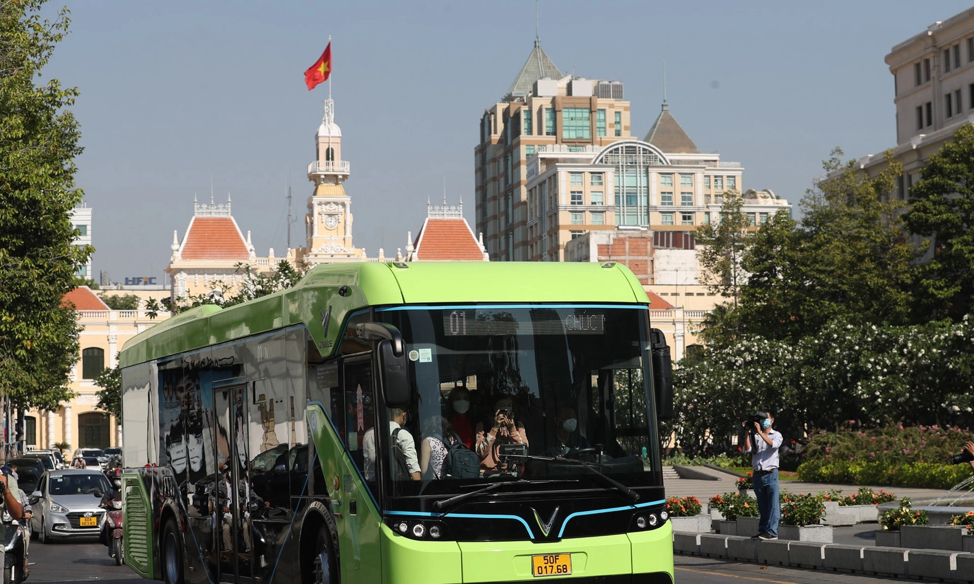Người dân bắt đầu quan tâm đi xe buýt điện