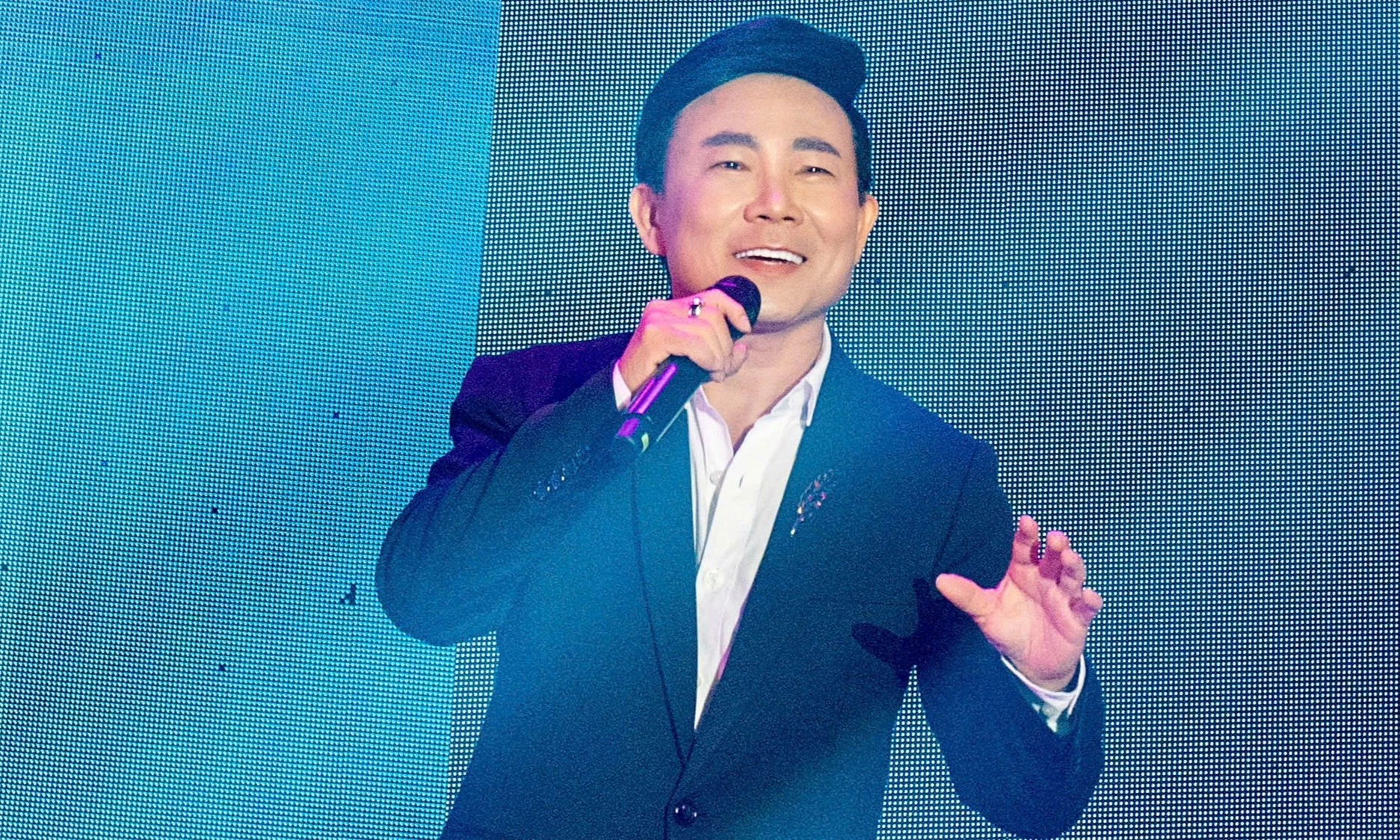Ca sĩ Huỳnh Lợi và 