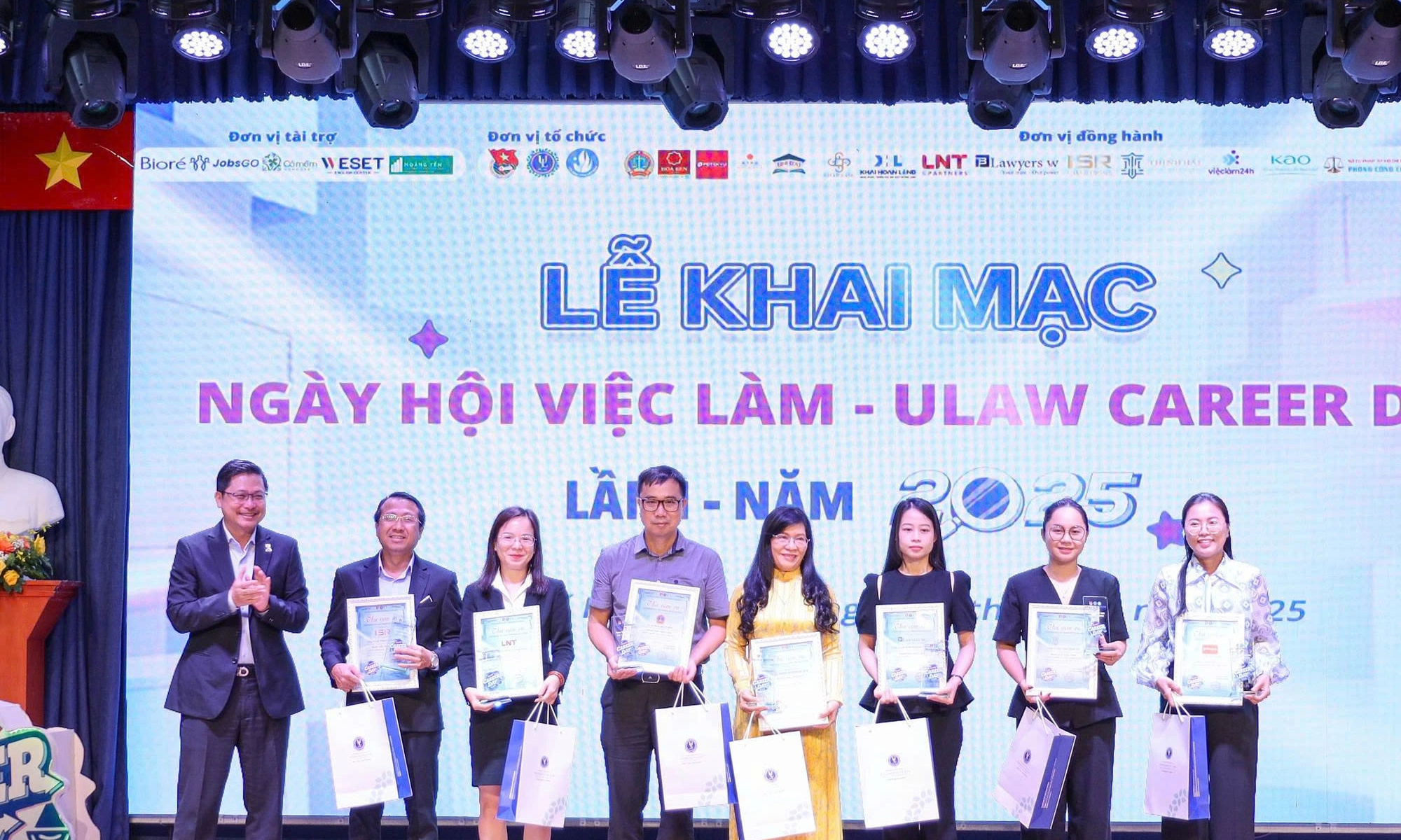 Sinh viên hào hứng tìm kiếm việc làm tại Ulaw Career Day năm 2025