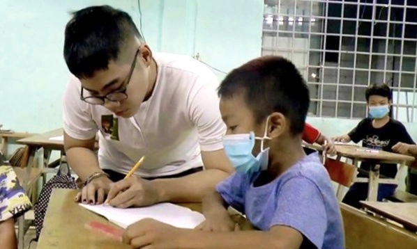 Lớp học miễn phí giàu tình thương cho trẻ em nghèo