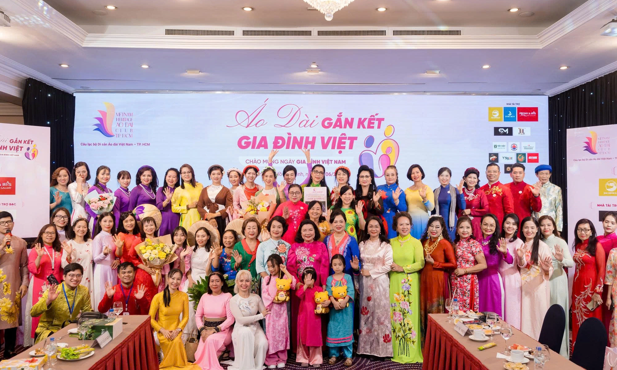 Áo dài gắn kết gia đình Việt