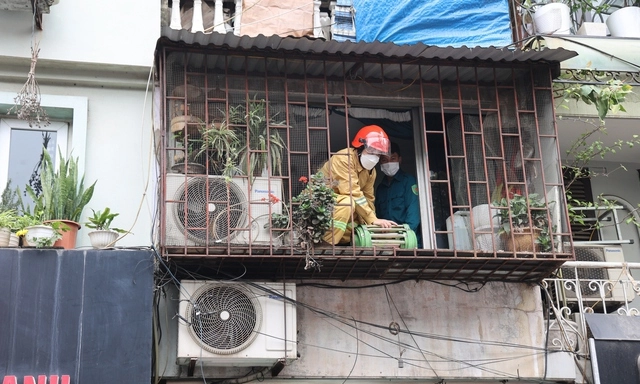 Tháo dở những khung sắt chắn lối thoát hiểm ở các chung cư