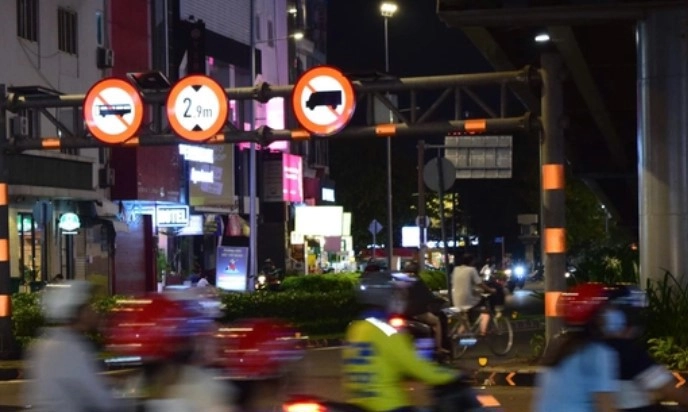 Biển báo giao thông phát sáng giúp người tham gia giao thông ban đêm 