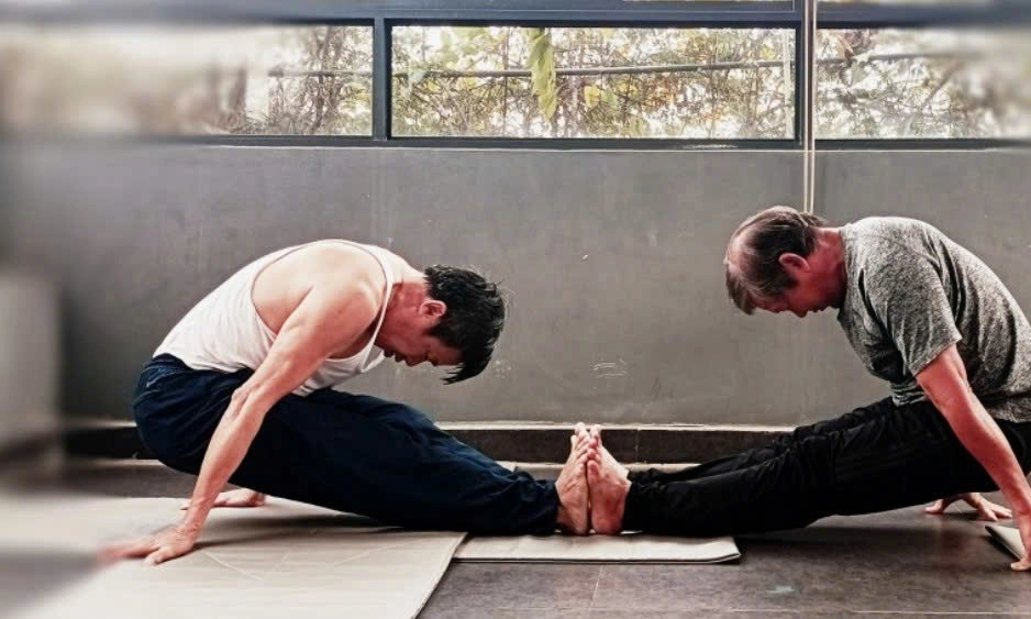 HỌC VIÊN NAM U70 TRONG LỚP YOGA