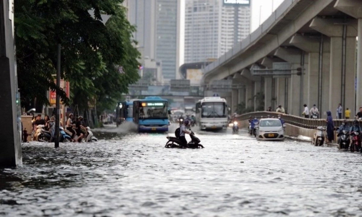 Mưa lớn, gió mạnh bao trùm nhiều khu vực trên cả nước
