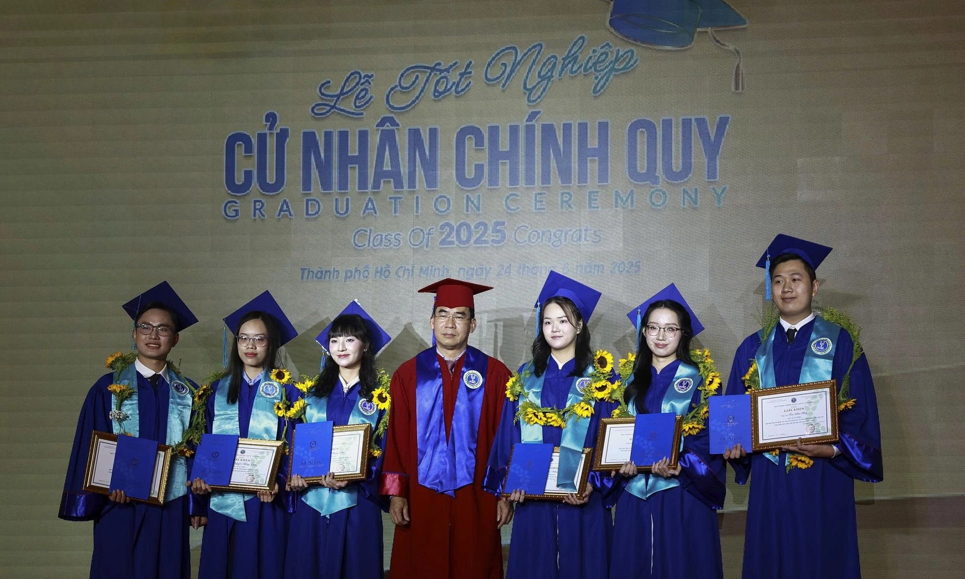 1.594 sinh viên Trường Đại học Luật TP.HCM tốt nghiệp Cử nhân chính quy năm 2025