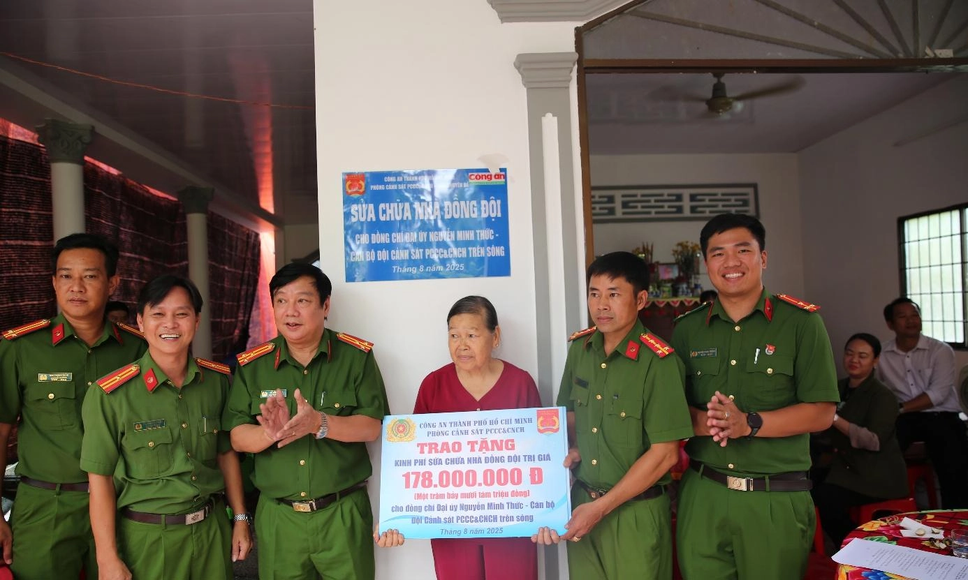 Trao tặng nhà đồng đội