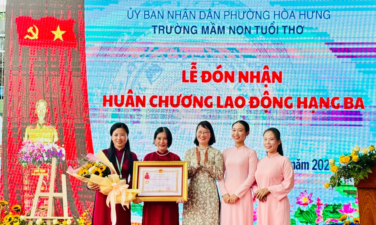 Trường Mầm non Tuổi Thơ  phường Hòa Hưng vinh dự đón nhận Huân Chương lao động hạng Ba