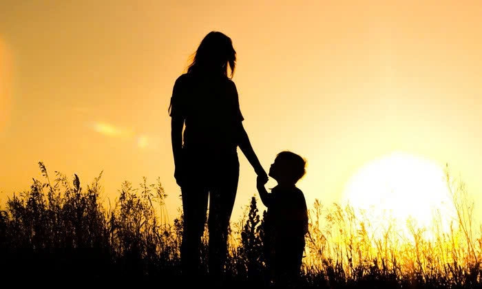 CON SẼ KHÔNG ĐỂ MẸ CHIẾN ĐẤU MỘT MÌNH 