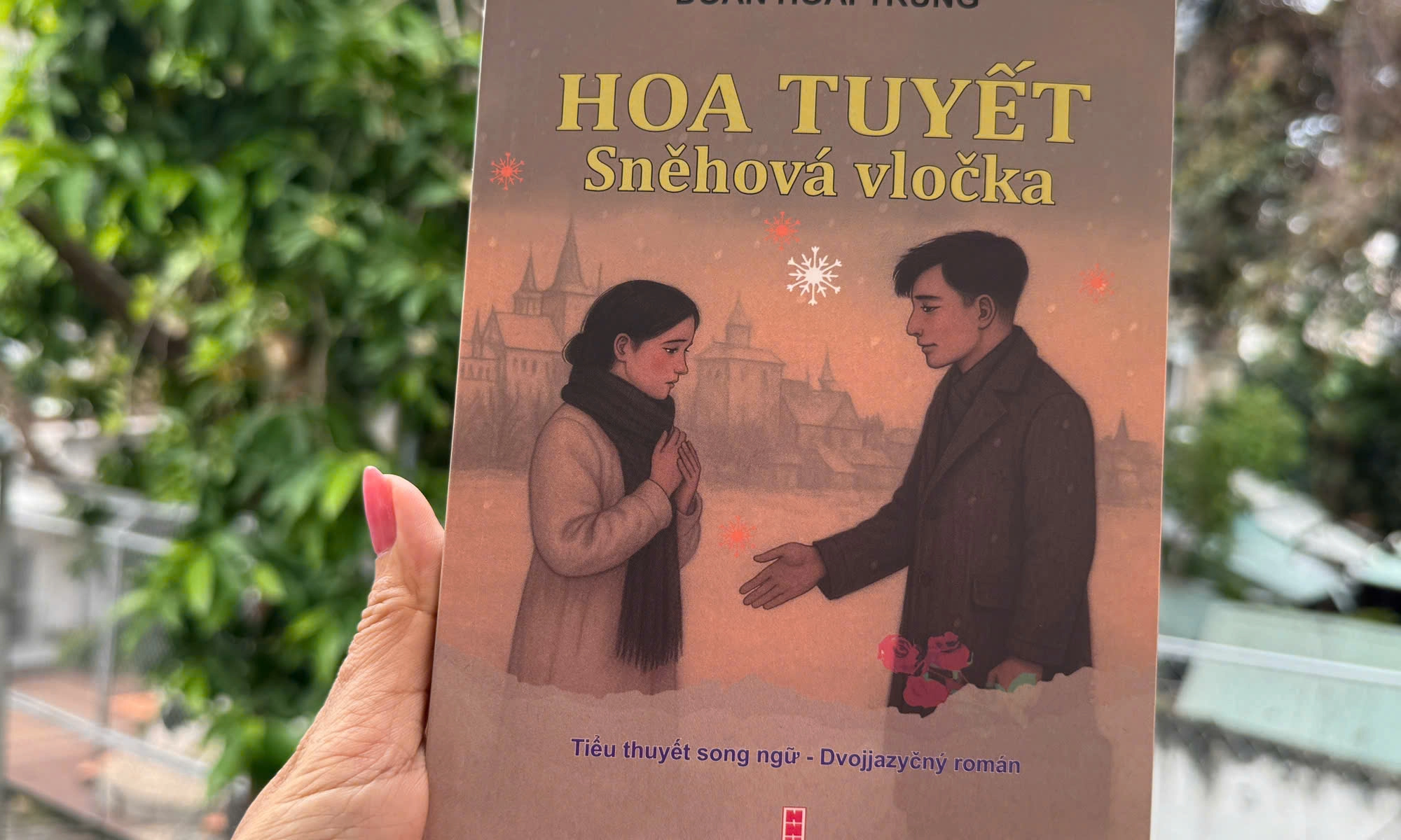 Đại tá, nhà văn Đoàn Hoài Trung ra mắt tiểu thuyết song ngữ 