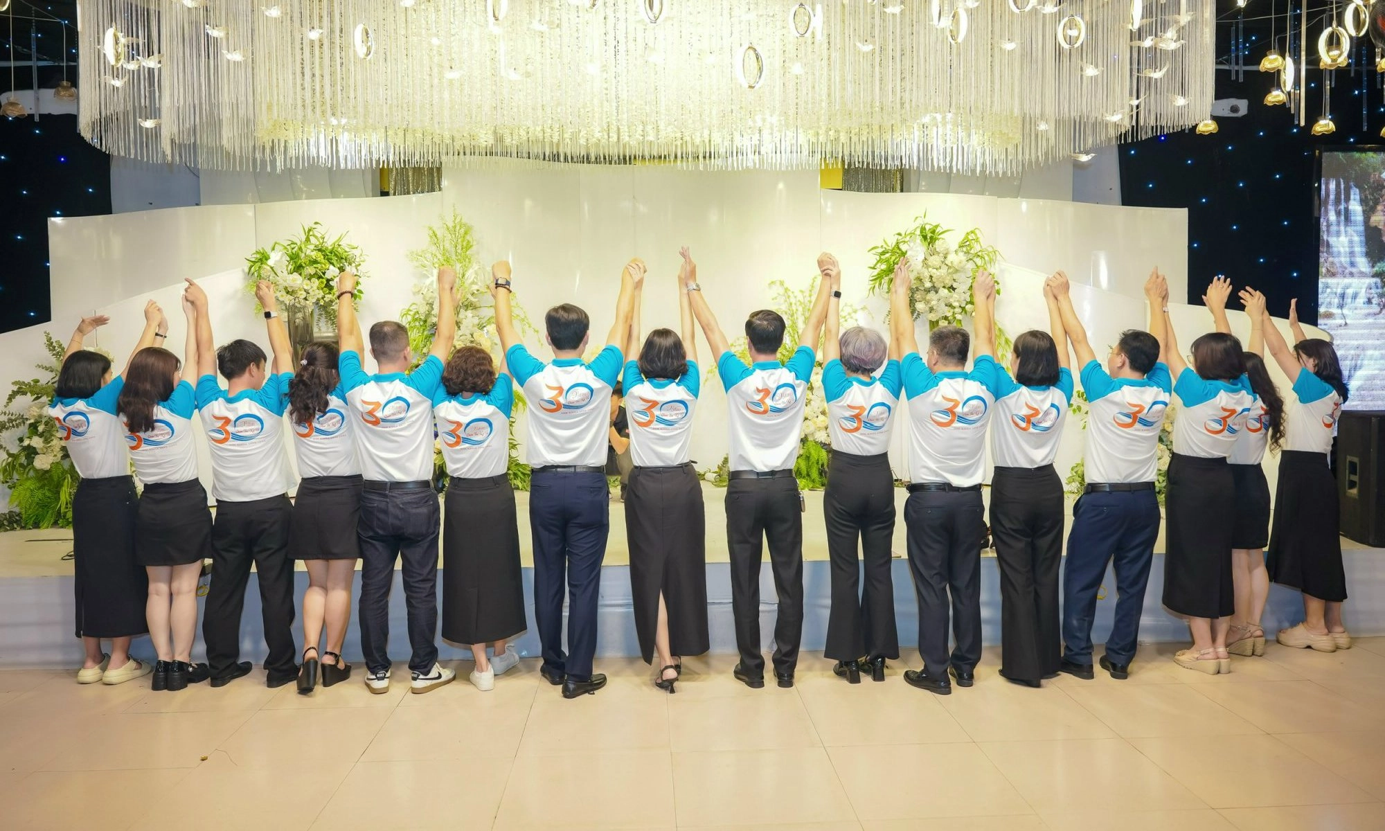  Đồng phục đội nhóm dùng một lần, tăng gánh nặng cho môi trường