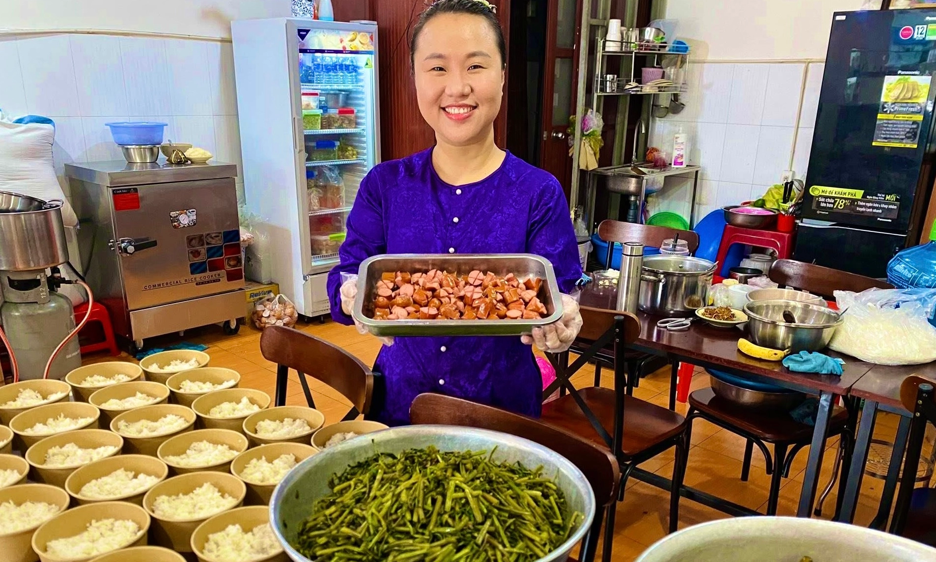 Người Phụ Nữ Tận Tụy Với Chuỗi Quán Ăn Cho Người Khó Khăn