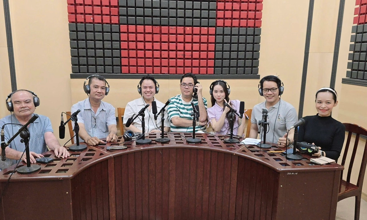 Giao lưu cùng ekip cải lương Hồn thơ ngọc - Tham dự liên hoan sân khấu thể nghiệm quốc tế