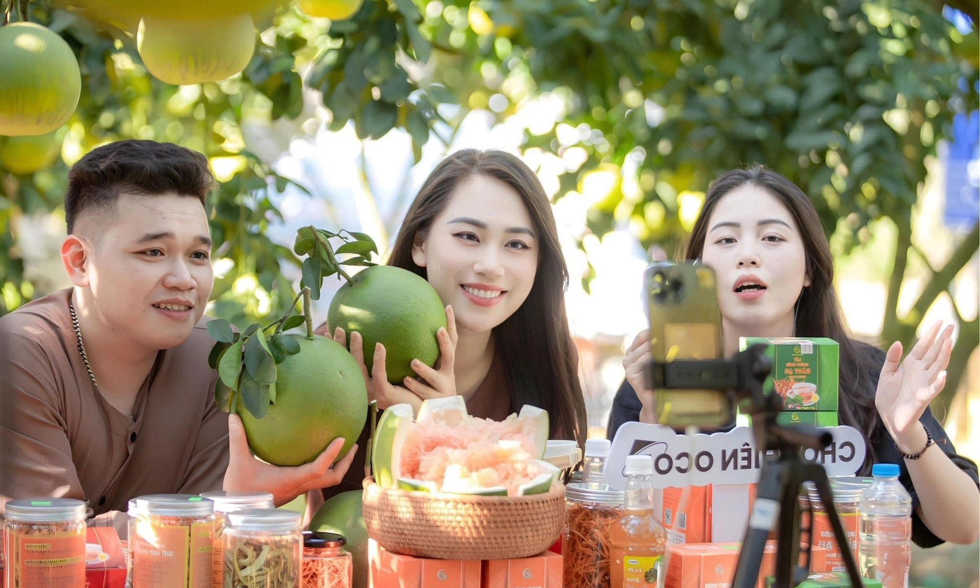 Mekong Delta farmers go live to boost sales