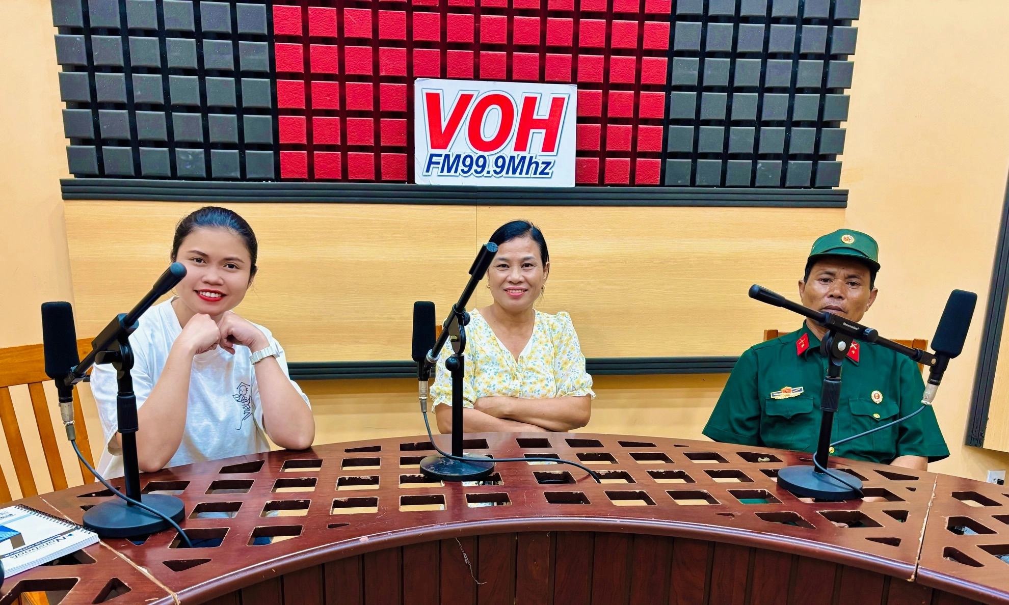 Vợ Chồng Cựu Chiến Binh Lái Xe Hút Đinh, Giúp Đỡ Người Bị Nạn Trên Mọi Nẻo Đường