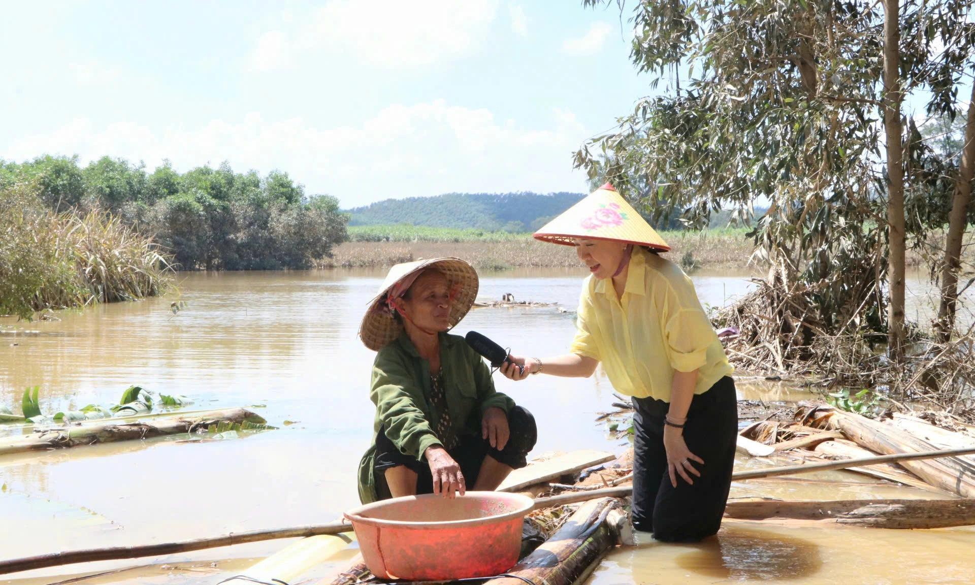 NGƯỢC DÒNG LŨ ĐỂ THƯƠNG