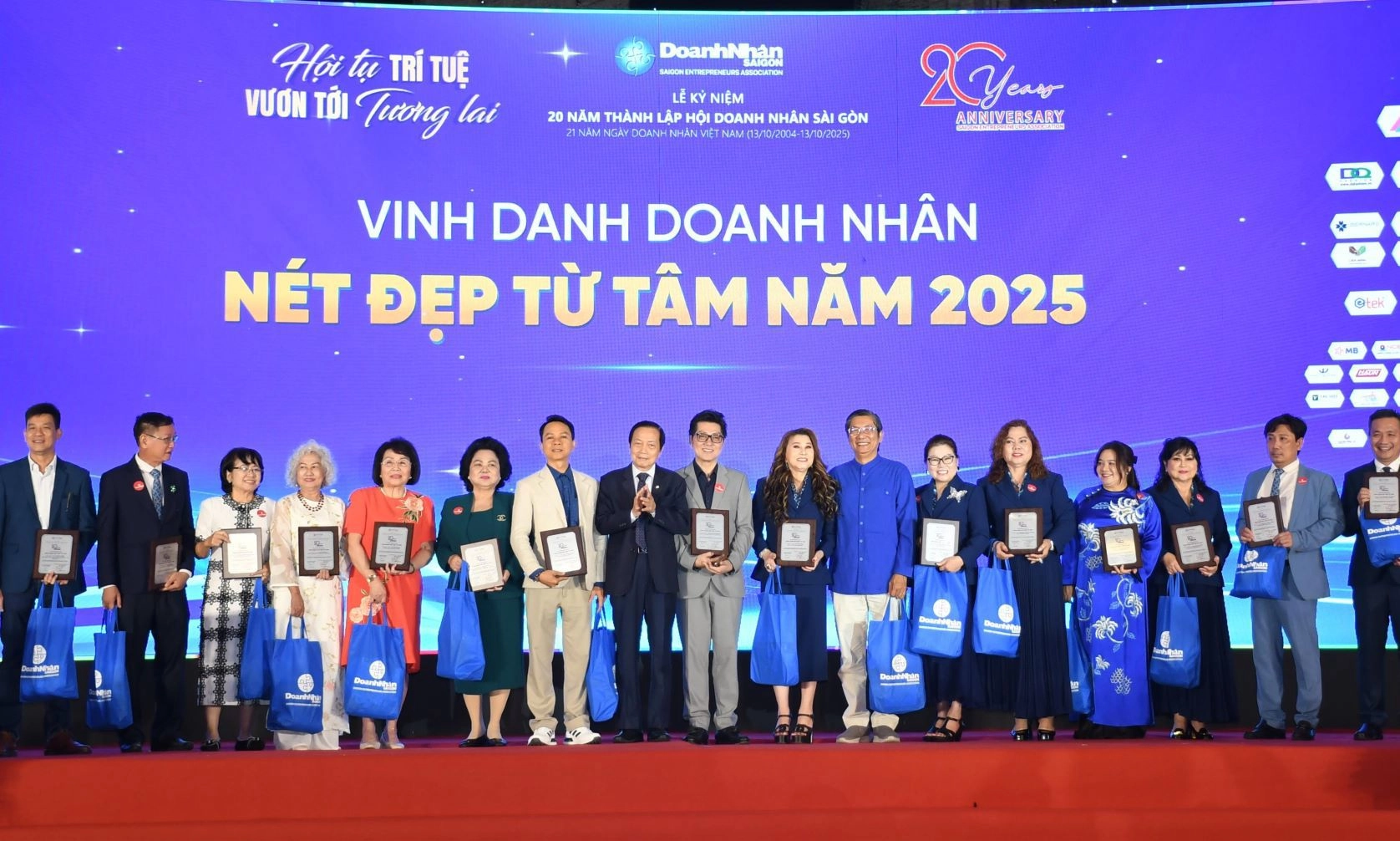 Lần đầu tiên có 150 doanh nhân được vinh danh 