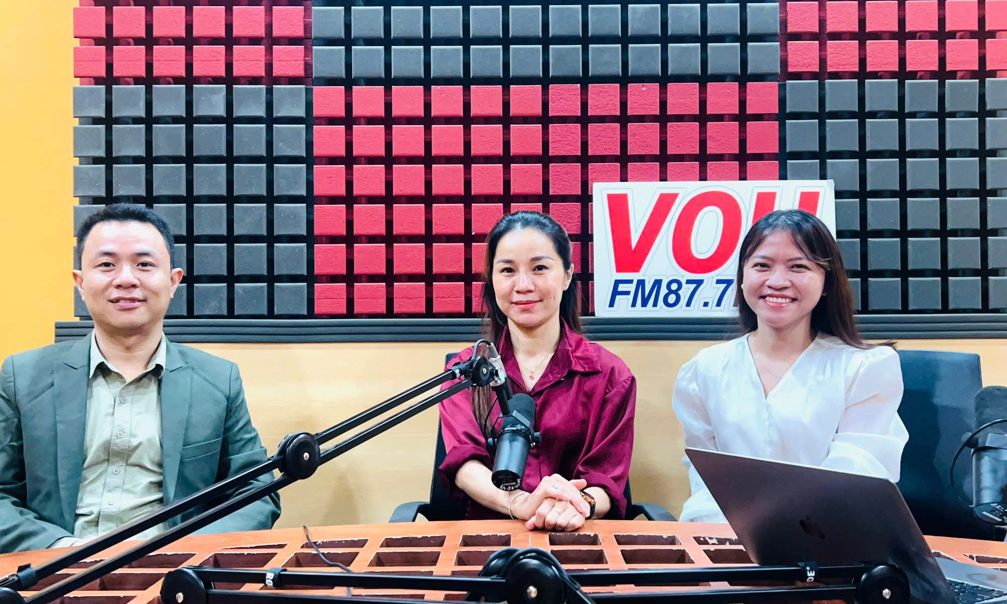 Chủ đề “Khi con lớn lên cùng màn hình: Cha mẹ ở đâu trong thế giới số?”