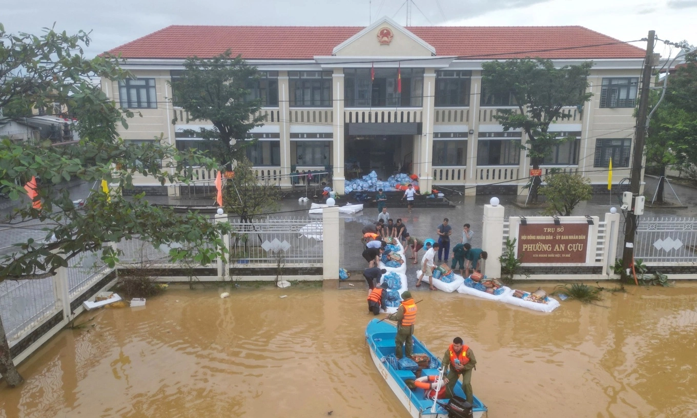 Bộ Tổng Tham mưu chỉ đạo sẵn sàng máy bay thực hiện nhiệm vụ cứu nạn vùng mưa lũ miền Trung