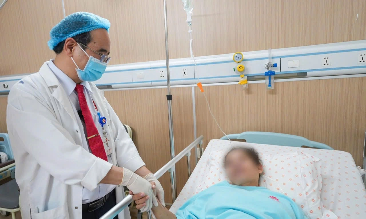 BV ĐKQT  Minh Anh: Cắt bỏ khối u dạ dày khổng lồ do trào ngược dạ dày nhiều năm