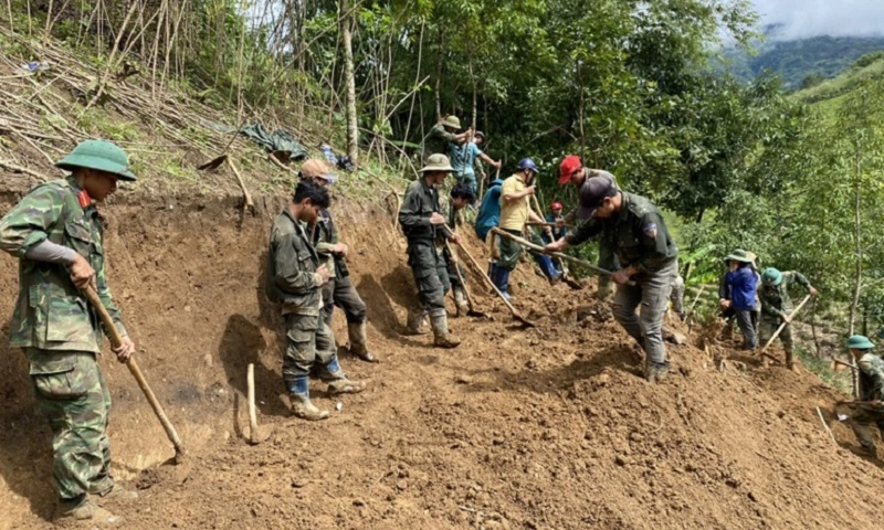 Quảng Ngãi huy động hơn 2.000 người thông tuyến đường bị sạt lở