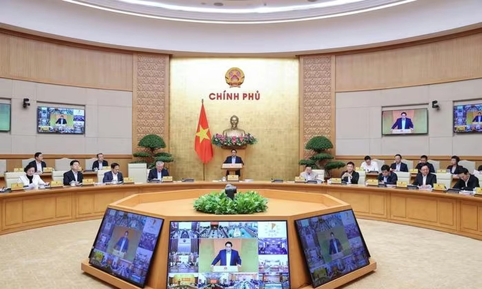 Thủ tướng yêu cầu tăng tốc quý IV, phấn đấu GDP cả năm 2025 vượt 8%