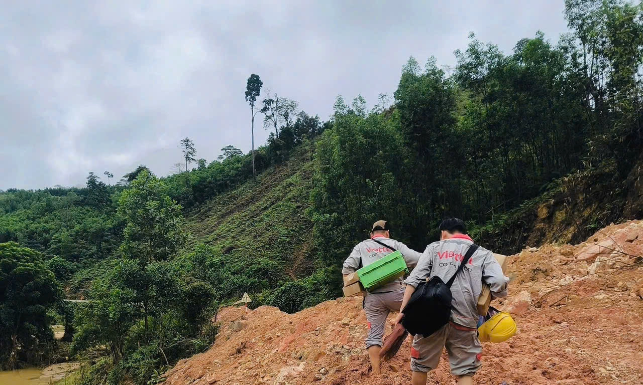 Các nhà mạng vượt nước xiết “cứu sóng” trong lũ miền Trung