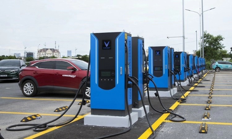 Nhiều rào cản khiến người dân chưa mặn mà với xe điện