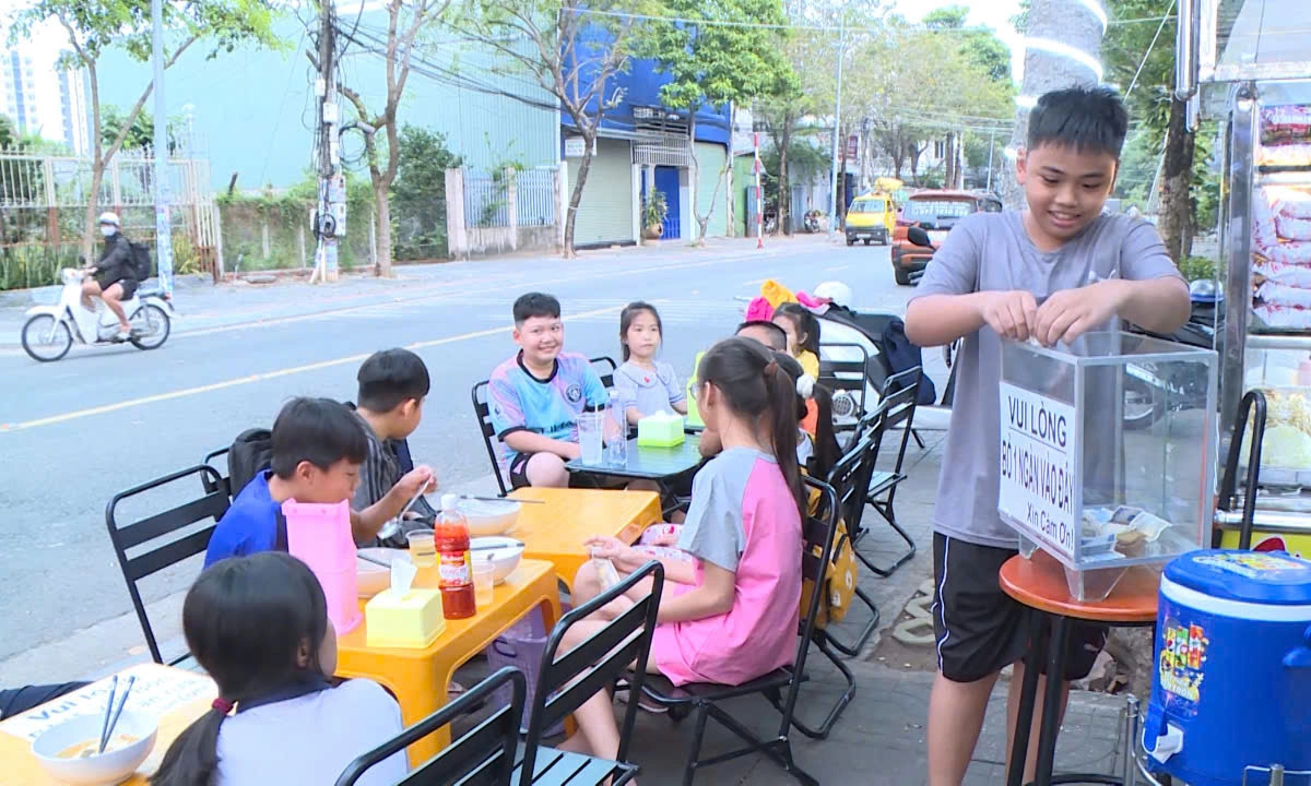 Ấm lòng từ những bữa ăn 1.000 đồng của người trẻ