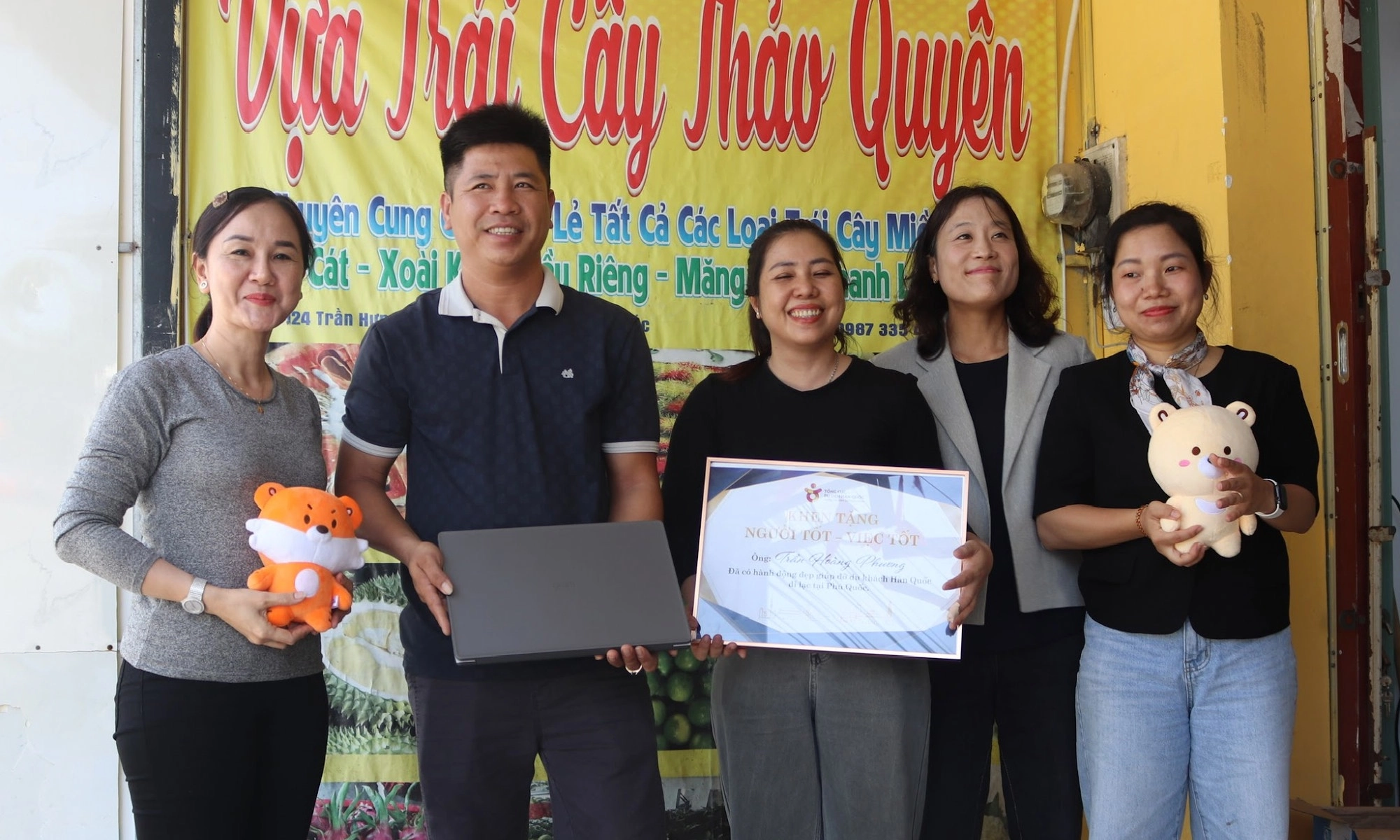 KTO tại Việt Nam tri ân chủ tiệm trái cây tại Phú Quốc giúp du khách Hàn Quốc đi lạc