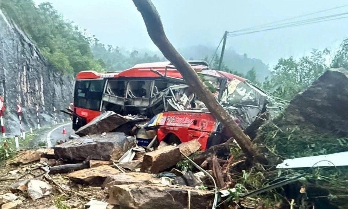 Đèo Khánh Lê sạt lở đá, đè nát xe khách, làm 6 người chết, 19 bị thương