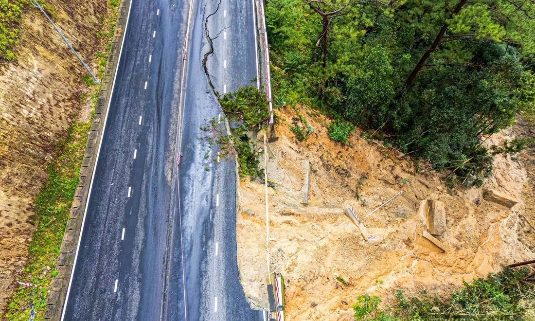Khẩn trương khắc phục sự cố sạt lở, điều trị cho nạn nhân bị thương sự cố ở đèo Khánh Lê