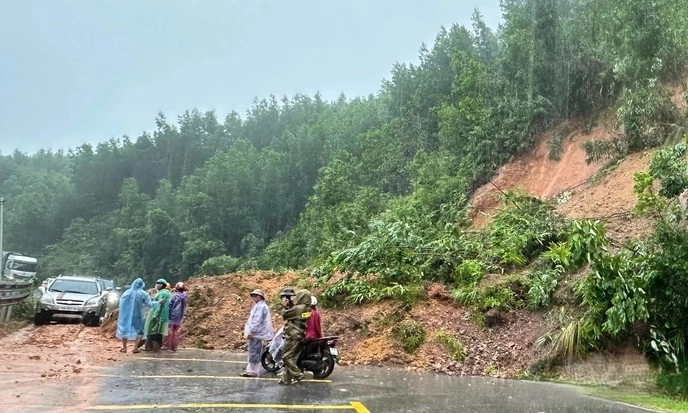 Mưa lũ ở miền Trung diễn biến phức tạp, ách tắc Quốc lộ 26, tạm đóng Đèo Sông Pha