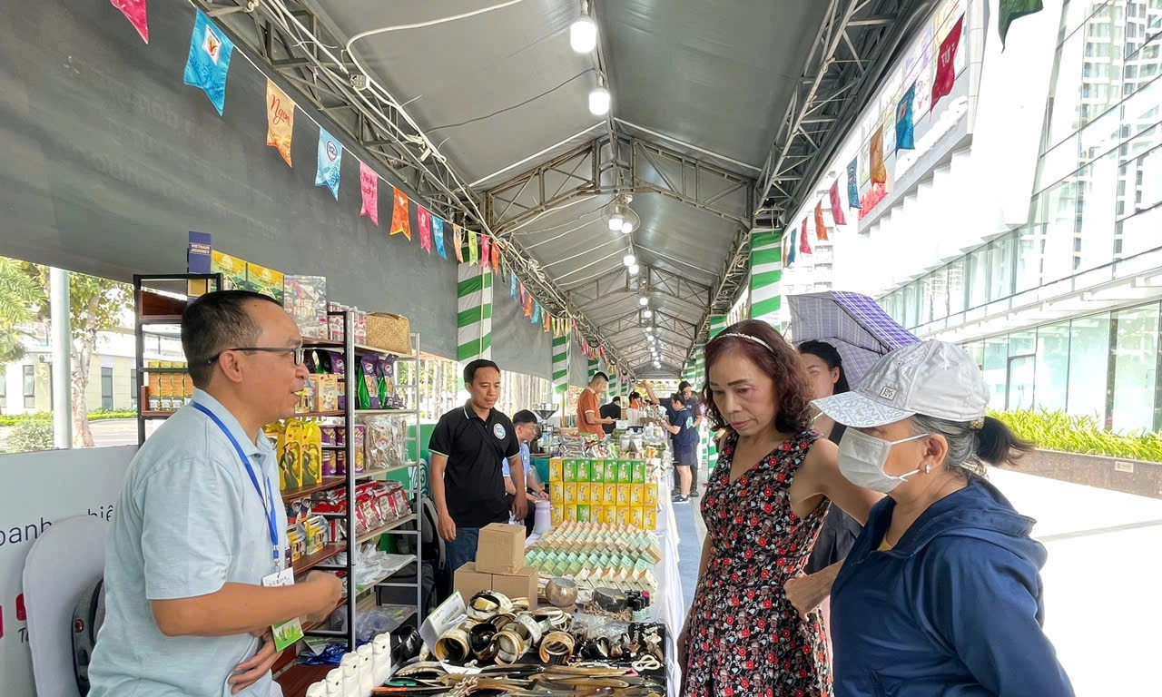 - Ngày gần tết: Bàn chuyện cây mai; Đặc sản vùng miền bày bán tại Vincom Mega Mall Grand Park 