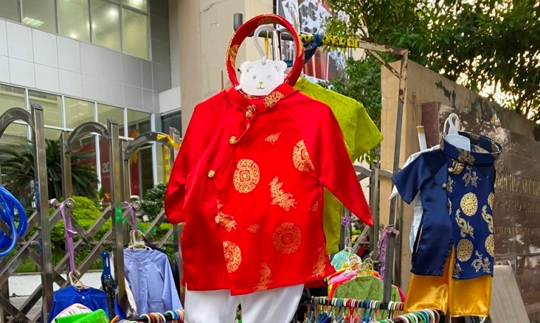 Người giữ nét Việt trên tà áo dài, áo bà ba truyền thống