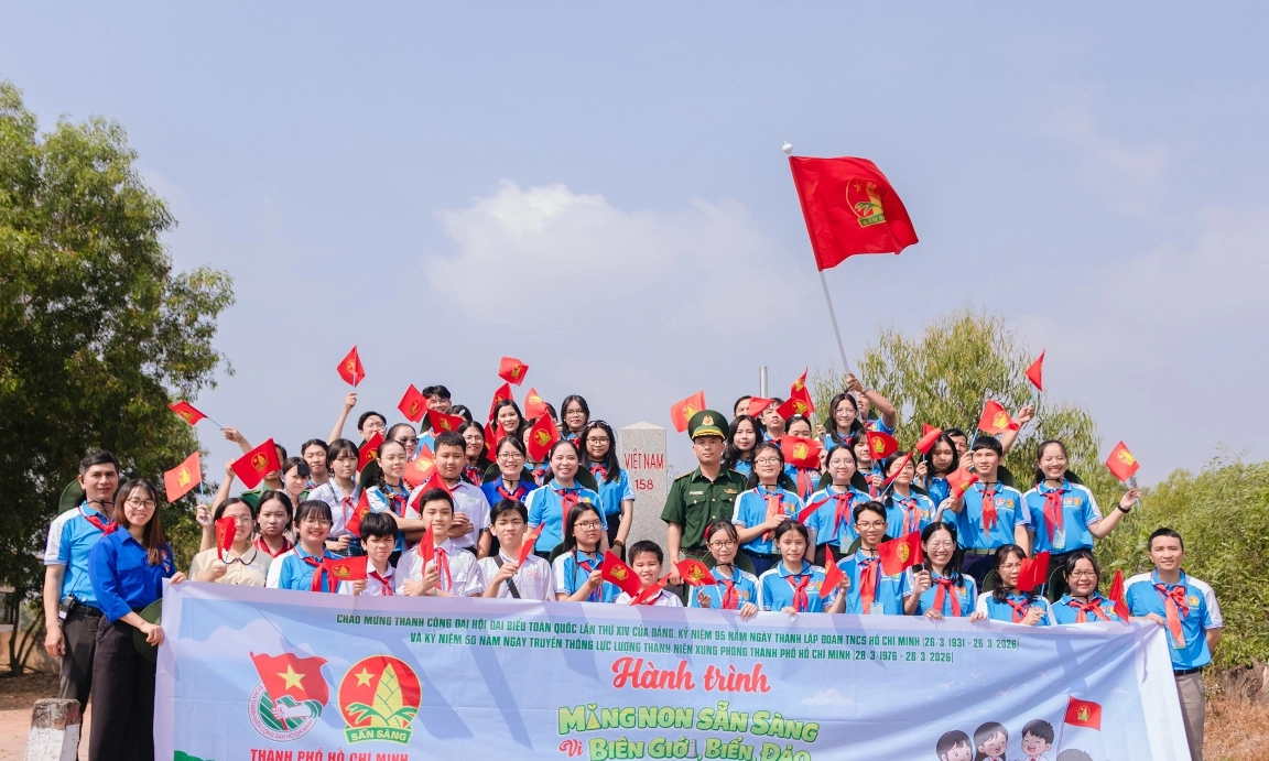 Thiếu nhi Thành phố về với vùng biên nhân mùa Xuân mới